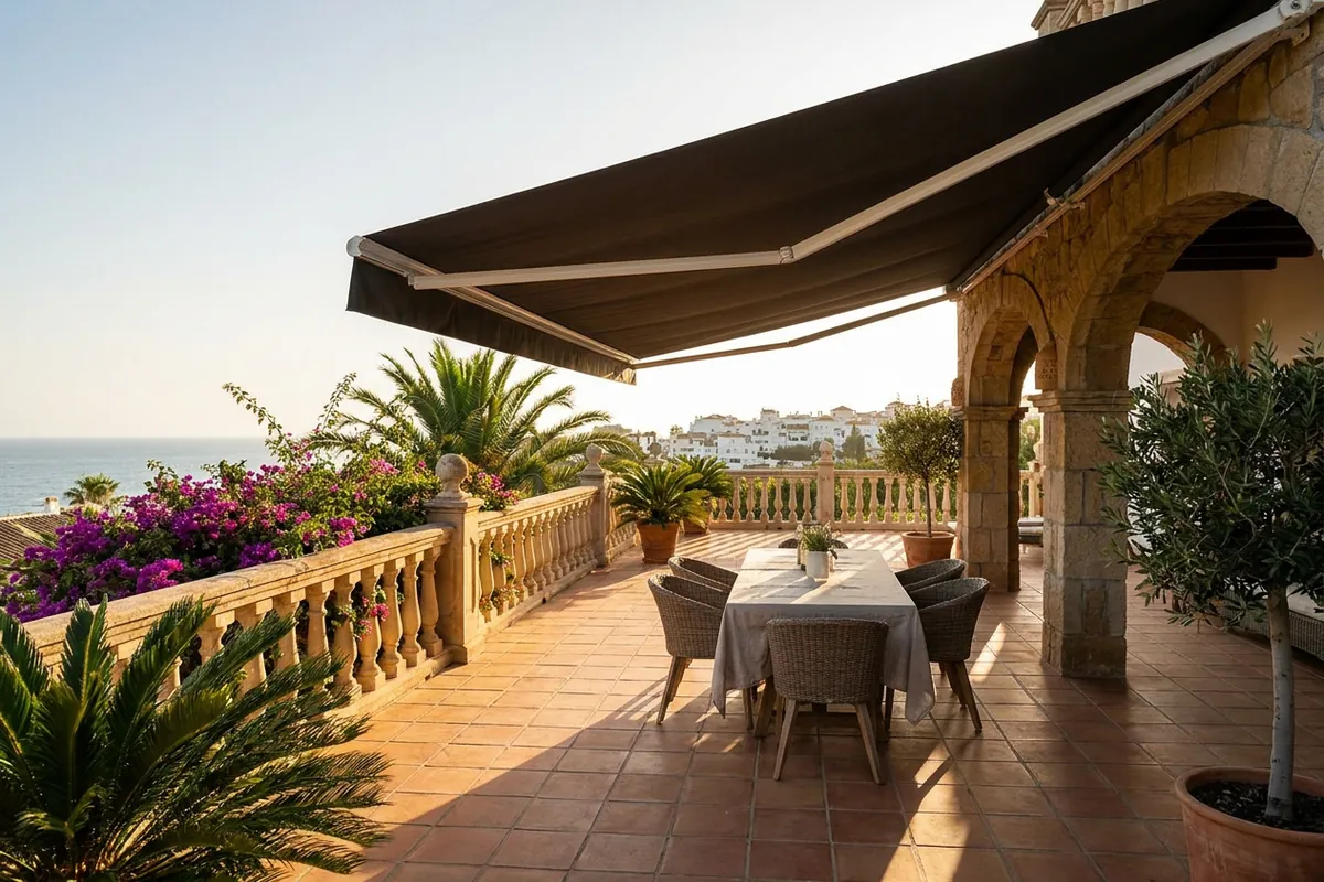 Instalación de toldos en una terraza mediterránea en Estepona, Málaga